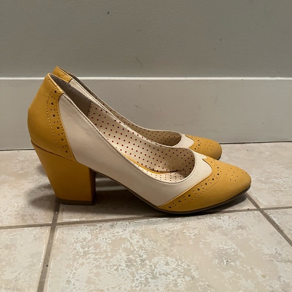 Yellow and white B.A.I.T. vegan leather vintage-inspired heels Size 6 - Picture 3 of 5